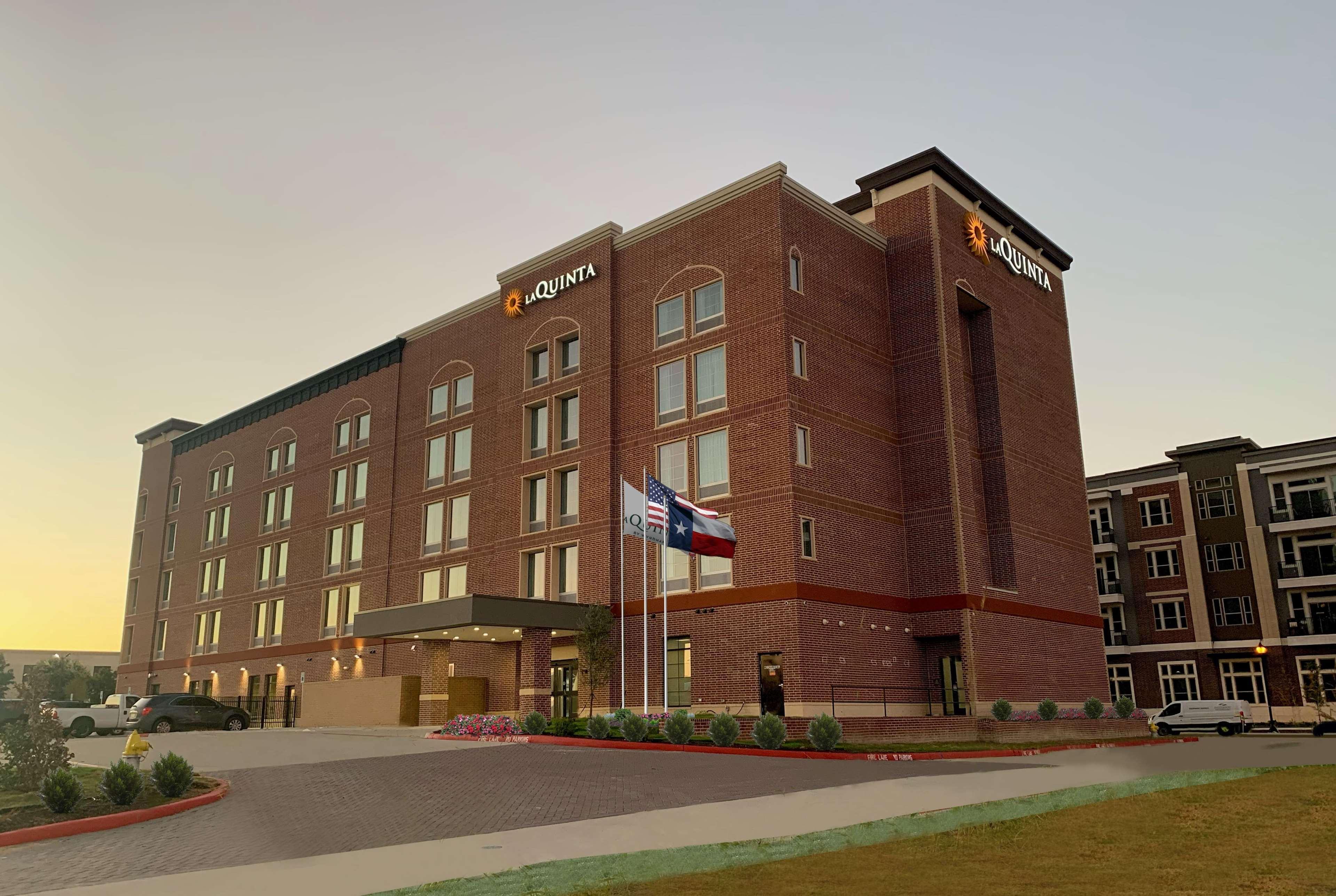 La Quinta Inn & Suites By Wyndham Dallas - Frisco Stadium Екстериор снимка
