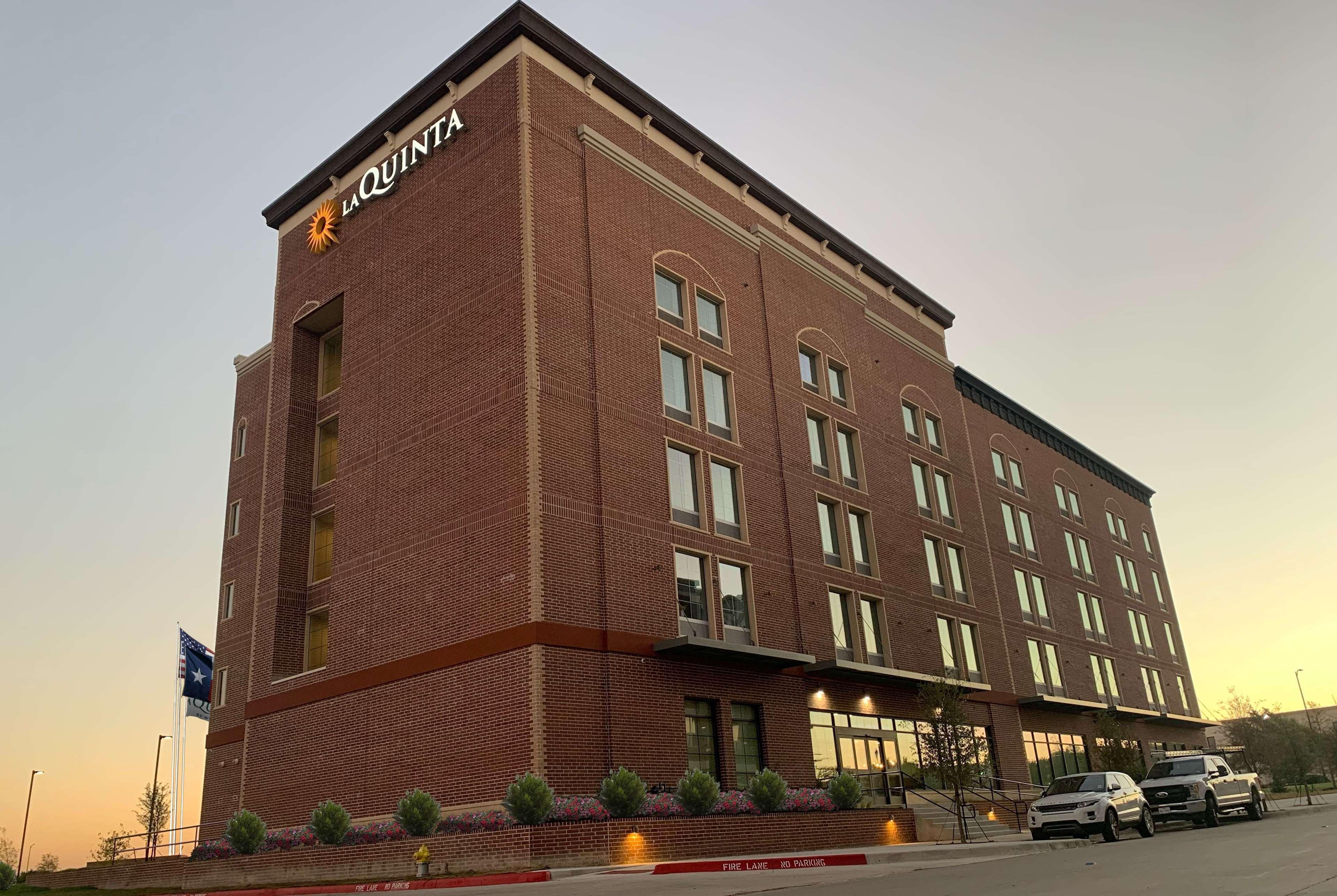 La Quinta Inn & Suites By Wyndham Dallas - Frisco Stadium Екстериор снимка